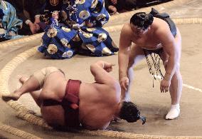 Asashoryu gets back on track at New Year sumo